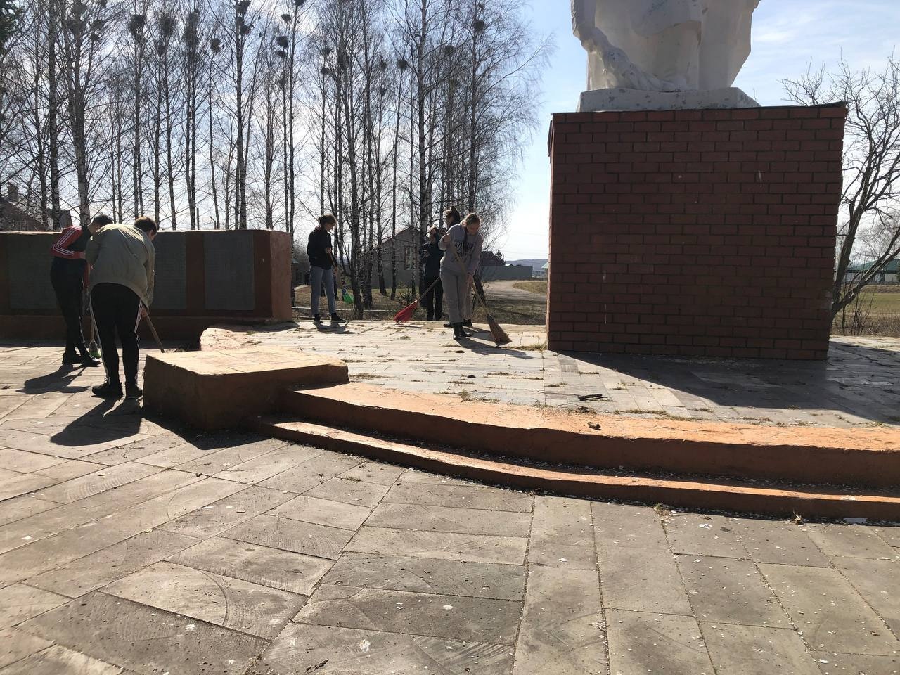 Уборка памятника воинам, погибшим в Великой Отечественной войне 1941-1945.