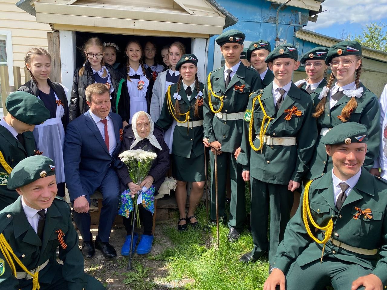МАРШ ПОБЕДЫ у дома ветерана.